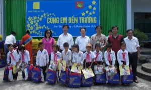 Chương trình “Cùng em đến trường năm học 2014-2015"